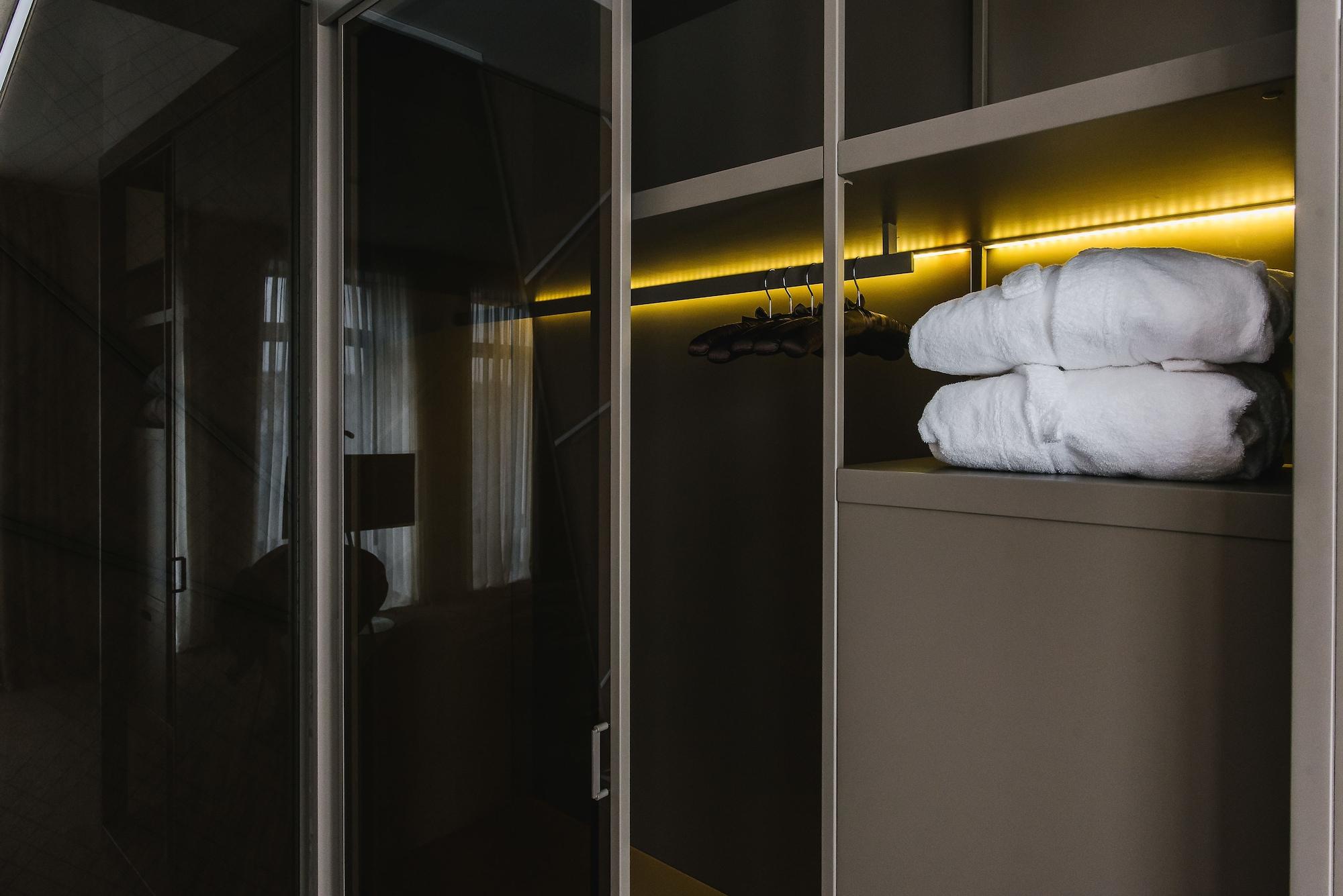 Noble Boutique Hotel Lutsʼk Esterno foto
