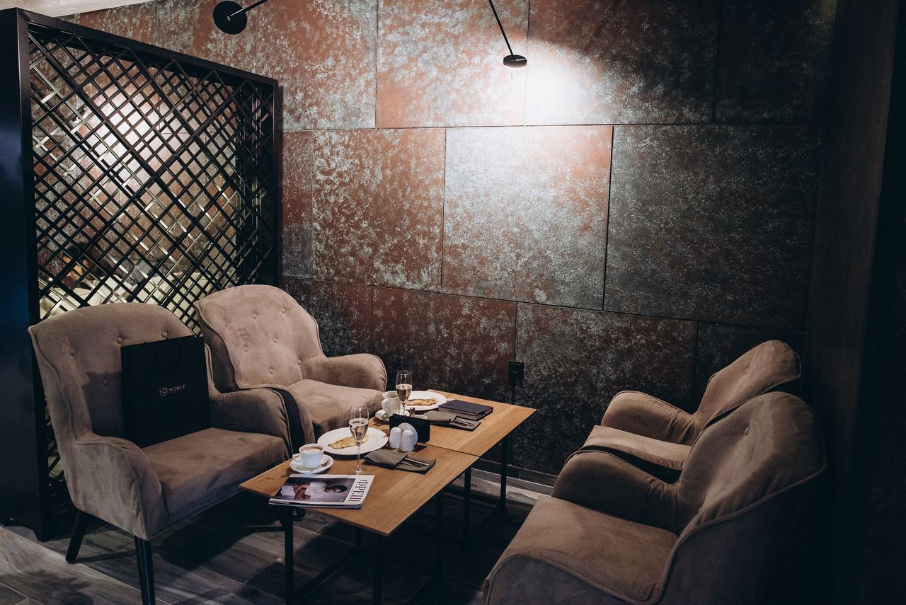 Noble Boutique Hotel Lutsʼk Esterno foto