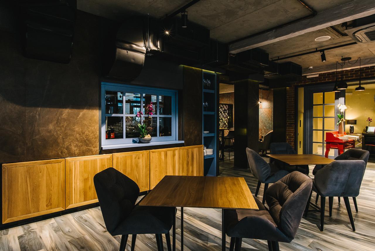 Noble Boutique Hotel Lutsʼk Esterno foto