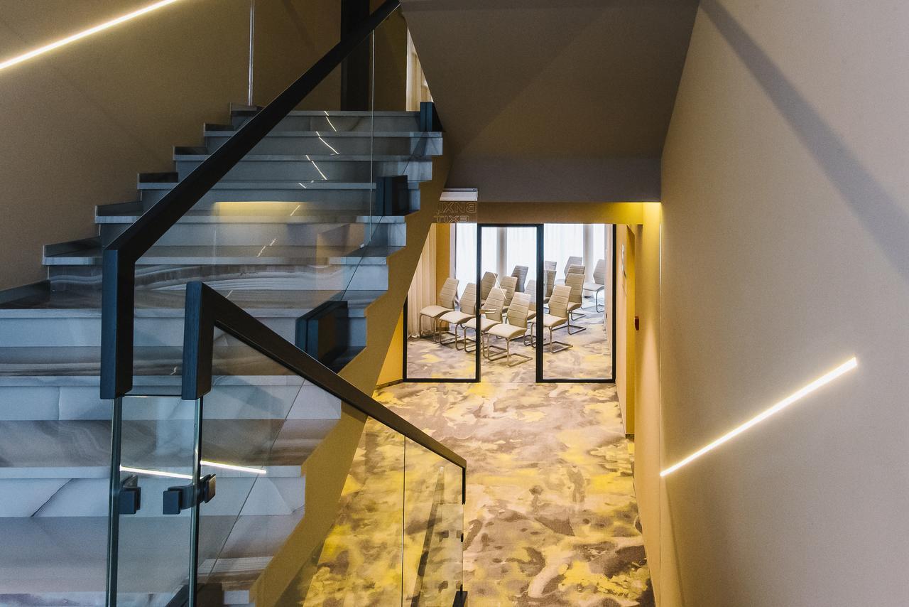 Noble Boutique Hotel Lutsʼk Esterno foto